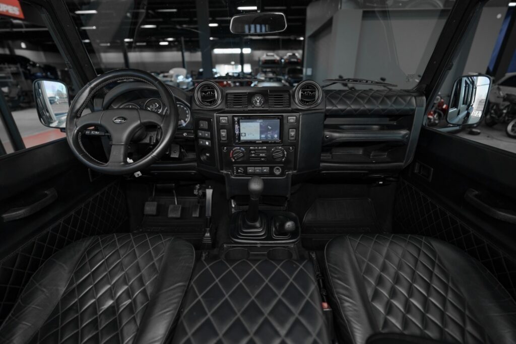 Land Rover Defender 2.2d - 18