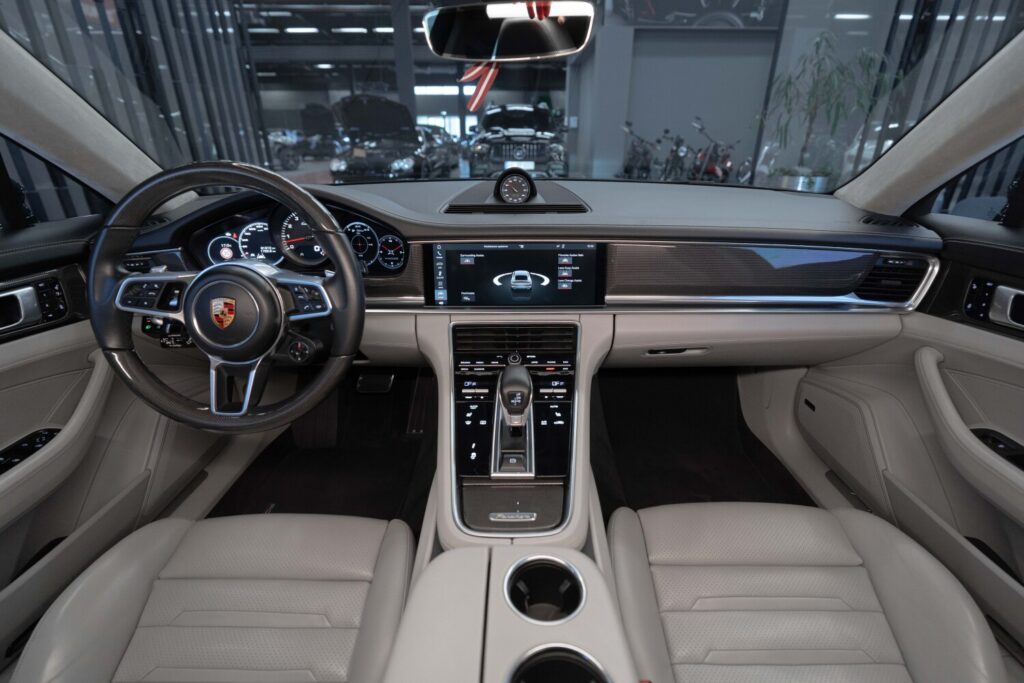 Porsche Panamera TURBO - 12