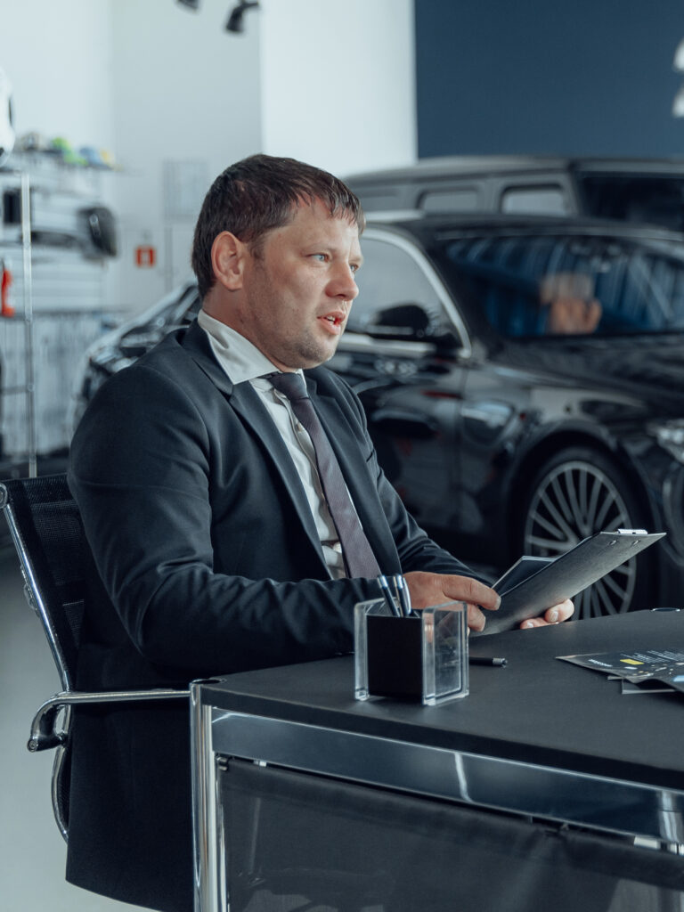 Valdes loceklis Igors Kostjukovs autosalonā