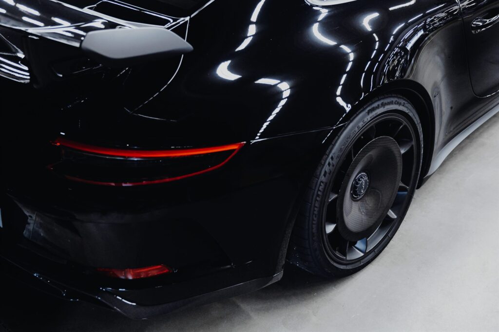 Nopulēts melns Porsche 911 pēc dīteilinga STUTTGART WORKSHOP