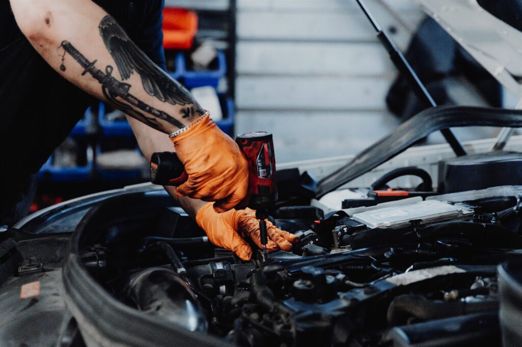 Meistars strādā pie automašīnas dzinēja STUTTGART WORKSHOP servisā