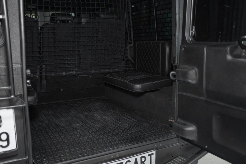 Land Rover Defender - 30